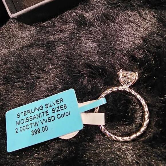 2 CTW VVSD Moissanite Solitaire Ring in .925 Sterling Silver Twisted band. Sz 6